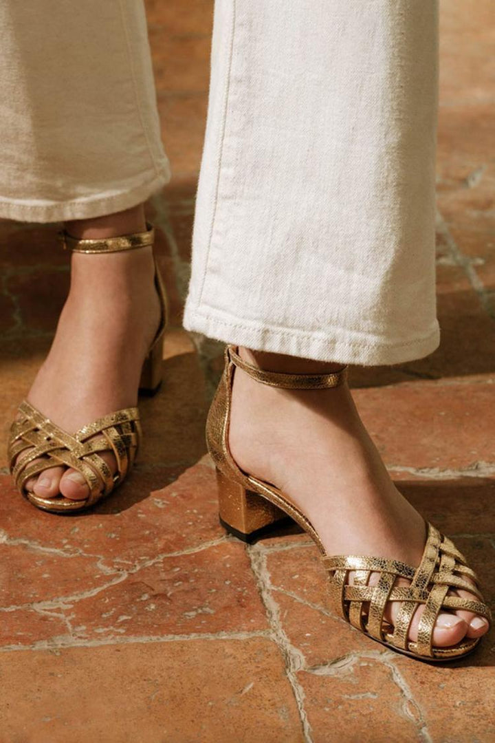 Tacchi larghi peep toe intrecciati Oro con cinturino alla caviglia e fibbia