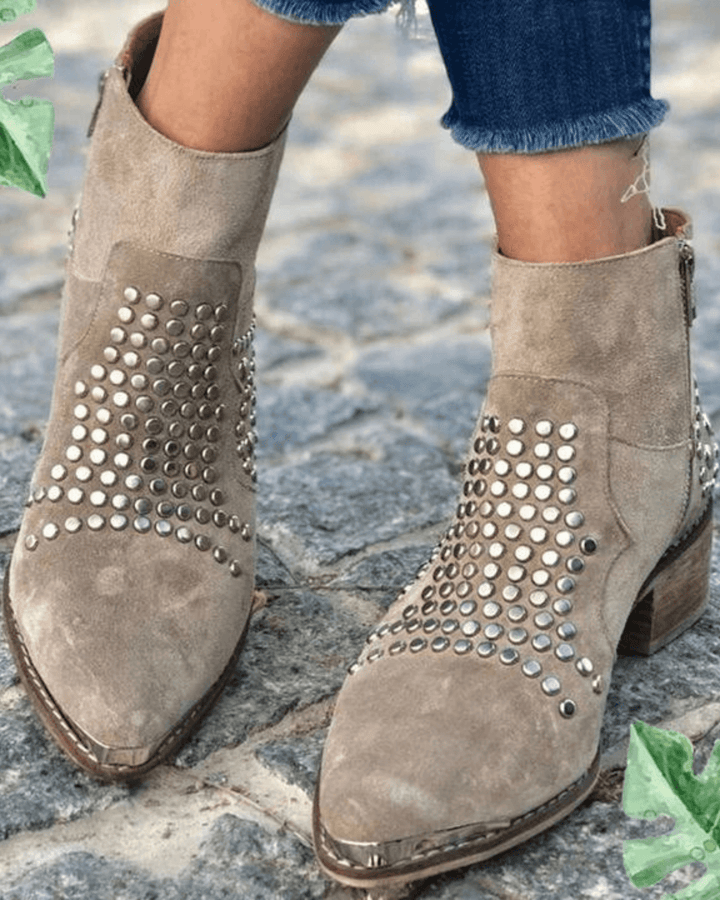 Stivali scamosciati chunky a punta con borchie